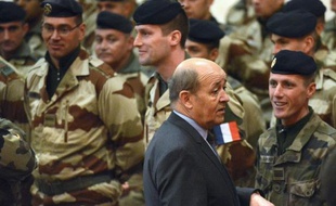 Le ministre de la Défense, Jean-Yves Le Drian, a prévenu mercredi que "la phase finale" dans le massif de l'Adrar des Ifoghas, dans le nord-est du Mali, allait "durer un certain temps", alors qu'un légionnaire français et une vingtaine d'islamistes sont morts mardi dans des combats.