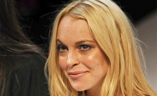 L'actrice et designer Lindsay Lohan à la fin du défilé Ungaro lors de la Fashion week à Paris, le 4 octobre 2009.