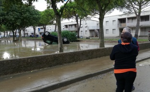 A Trèbes, le lendemain des inondations dans l'Aude, les habitants face aux dégâts.