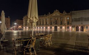 Un soir de couvre-feu, place du Capitole. Illustration.