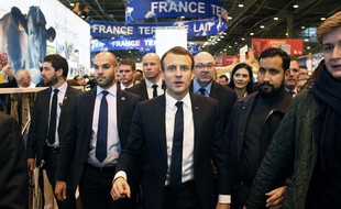Depuis son arrivée à l'Elysée, Alexandre Benalla s'est improvisé membre du Groupement de sécurité du Président de la République (GSPR), seule autorité chargée de sécuriser le chef de l'Etat, comme ici au salon de l'agriculture.