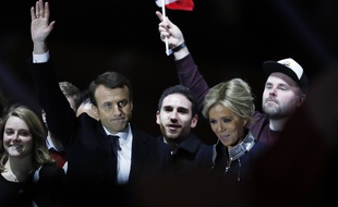 Morgan Simon, à droite de Brigitte Macron (casquette sur la tête) le 7 mai 2017 à Paris.