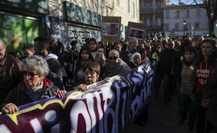 Des Marseillais défilent en hommage aux victimes des effondrements d'immeubles rue d'Aubagne, il y a un an.