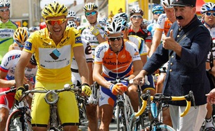 Et puis il y en a toujours un pour faire le con. Le gendarme de Vatan se fend la poire le 15 juillet 2009 aux côtés du maillot jaune...