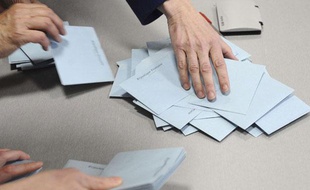 Dépouillement des bulletins dimanche 22 avril à Paris.