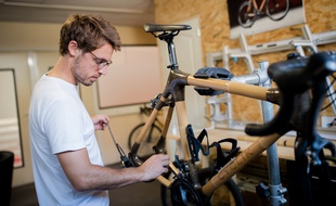 Félix Hebert, dont la société Cyclik est installée près de Lyon, fabrique des vélos écolos, dont le cadre est réalisé en bambou et fibres de lin.