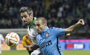 Loïc Perrin à la lutte avec Rodrigo Palacio lors du match aller. (AP Photo/Antonio Calanni)/XAC111/300317722906/1410232255