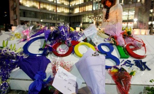 Le siège de Google à Pékin, couvert de fleurs après que l'entreprise a annoncé qu'elle ne comptait plus censurer les résultats de son moteur de recherche, le 12 janvier 2010