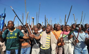 La guerre des syndicats miniers continue en Afrique du Sud malgré les appels au calme du gouvernement, faisant un mort et un blessé par balles lundi près d'un puits du groupe britannique Lonmin à Marikana, un an après les violences et les grèves qui avaient bouleversé le pays.