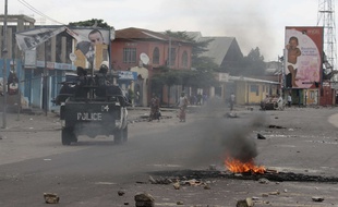Des policiers patrouillent à Kinshasa, en République démocratique du Congo, le 20 décembre 2016
