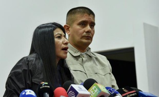 Carlos Ochoa et Sandra Isaza, deux des 16 guérilleros des Farc libérés dans le cadre du processus de paix, lors d'une conférence de presse, le 21 janvier 2016 à Bogota, en Colombie