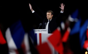 Emmanuiel Macron, les bras en l'air, à son arrivée sur l'esplanade du Louvre où il avait réuni ses partisans ce dimanche 7 mai, soir du second tour.