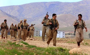 Iranian Kurdish Peshmerga members of the Des Peshmerga kurdes vont s'entraîner près de Koya, dans le Kurdistan irakien, le 9 décembre 2014