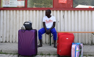 Un homme patiente dans le camp de la Croix-Rouge à la frontière franco-italienne à Vintimille le 15 juin 2018.