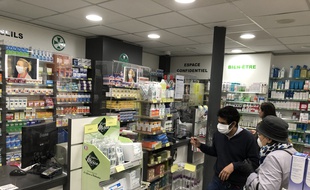 Paris, le 27 avril 2020. Les pharmacies qui ont de nouveau le droit de vendre des masques sont prises d'assaut.