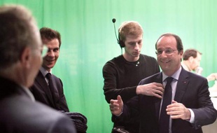 François Hollande quitte le plateau de BFMTV et RMC le 6 mai 2014 à Paris, où il a passé une heure à défendre le bilan de ses deux premières années au pouvoir