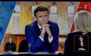 Emmanuel Macron en train d'écouter Marine Le Pen lors du débat présidentiel d'entre-deux tours, le 20 avril 2022.