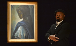 L'auteur nigérian Ben Okri pose à côté du portrait de la princesse Ife Adetutu Ademiluyi, le 7 février 2018.