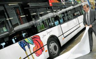 Des bus ornés de dessins d'Ungerer.