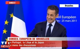 Capture d'écran d'une vidéo dans laquelle un journaliste italien pose une colle à Nicolas Sarkozy.