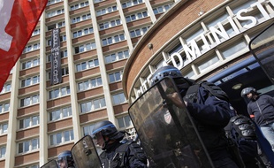 A Lille, les intermittents ont brièvement occupé le centre des impôts.