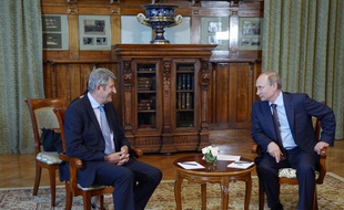 Le président russe, Vladimir Poutine (D), discute avec l'eurodéputé français Philippe de Villiers, lors d'un entretien au palais Livadia, près de Yalta, le 14 août 2014.
