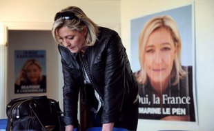 La présidente du Front national Marine Le Pen a déclaré mardi à Metz qu'elle ne s'interdisait "rien" aux législatives et que son parti pourrait appeler "très exceptionnellement" à faire gagner des candidats de l'UMP, voire du PS, au 2e tour, en fonction de leur "valeur humaine".