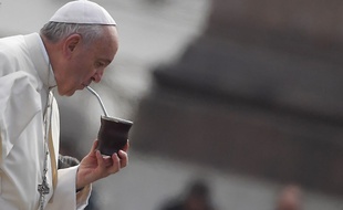 Le Pape François entrain de boire du mate, le 28 mars 2018.