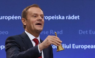 Le nouveau président du Conseil européen Donald Tusk avec sa clochette offerte lors de sa prise de fonction, le 1er décembre 2014 à Bruxelles