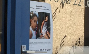 Pont de Beauvoisin, en Isère, le 29 août 2017. Un avis de recherche a été placardé sur la plupart des vitrines des magasins de la commerce où Maëlys, une fillette de 9 ans a disparu dans la nuit du 27 au 28 août dernier.