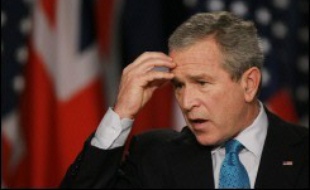 George W. Bush a repoussé jeudi certaines des recommandations les plus cruciales d'un groupe de personnalités pour un changement de stratégie en Irak, mais a accédé à l'idée d'un nouvel effort diplomatique pour le Proche-Orient, que mènera son allié Tony Blair.
