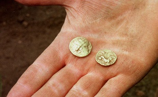Deux pièces d'or gauloises datant du 1er ou 2ème siècle avant J.C découvertes près du Mans.