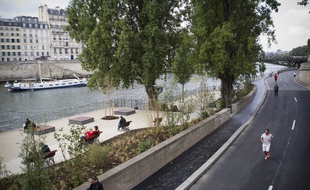 Des piétons et cyclistes profitant de 1,2 km de bord de Seine avec des trottoirs élargis, entre le square de l'Hôtel de Ville et le bout du quai Henri IV (4e), le 2 septembre 2012.