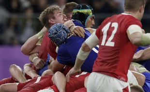 Le français Sébastien Vahaamahina donne un coup de coude au gallois Aaron Wainwright au mondial de rugby au Japon.