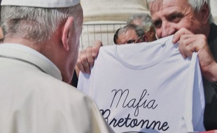 Le Père Jean-Luc Guillotel, curé en Bretagne, a offert un joli tee-shirt au pape la semaine dernière.