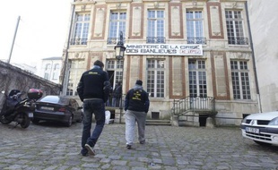 Une trentaine de militants du collectif ACLEFEU, créé après les émeutes de l'automne 2005, ont investi mardi le rez-de-chaussée d'un hôtel particulier parisien pour y installer "un ministère de la crise des banlieues" et lancer le débat sur "les banlieues dans la présidentielle".
