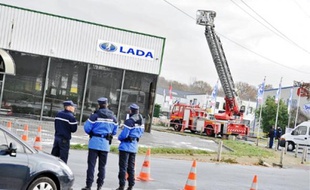 La nacelle des pompiers était positionnée très près d'une ligne à très haute tension.