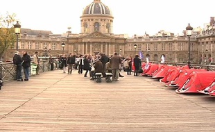Des tentes sur le Pont des Arts, à Paris en novembre 2010, pour attirer l'attention sur le mal-logement.