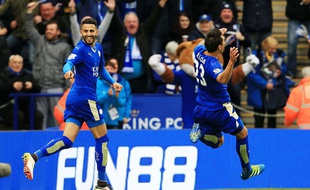 Mahrez et Ulloa fêtent un but lors de Leicester-Swansea le 24 avril 2016.