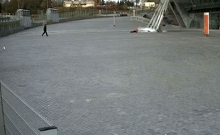 Une fillette échappe de peu à la mort lors d'un bombardement de la Donbass Arena, le 20 octobre 2014, à Donetsk.