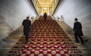 Des personnes sur un escalier du Sénat dans le palais du Luxembourg le 16 novembre 2016