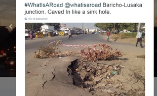 Des Kenyans recensent les nids de poule sur les routes.