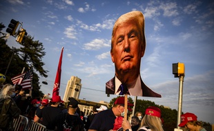 Des supporters de Trump devant l'hôpital militaire Walter Reed, le 4 octobre 2020.