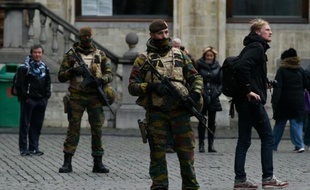 Des soldats belges sur la Grand Place à Bruxelles le 22 novembre 2015