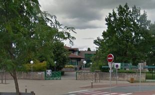 Près de l'entrée du collège Jean-Rostand de Bellerive-sur-Allier.