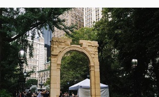 L'arc de triomphe de Palmyre reconstitué, exposé à New York.