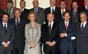 Adolfo Suarez, ancien chef du gouvernement espagnol est le deuxième en partant de la gauche sur la rangée du fonds. Photo de famille d'ex dirigeants espagnols prise autour du roi et de la reine d'Espagne (2e et 3e en partant de la gauche 1ere rangée) le 27 octobre 2001 à Madrid.