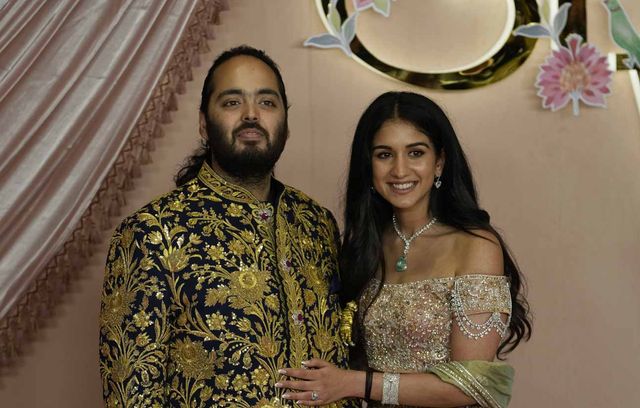 Autant commencer avec du très lourd, et du très récent. Le 12 juillet 2024, l’Indien Anant Ambani, fils de l’homme le plus riche d’Asie, et Radhika Merchant, elle aussi fille de milliardaire, se sont mariés après… quatre mois de festivités ! La note avoisinerait les 600 millions d’euros.