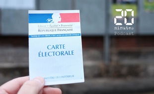 Carte électorale devant des panneaux d'affichage officiel pour les élections municipales, le 5 mars à Gace