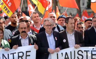 Le secrétaire général de la CGT, Philippe Martinez (g) et le secrétaire général de Force Ouvrière Jean-Claude Mailly (c), le 9 avril 2015 dans la manifestation anti-austérité à Paris